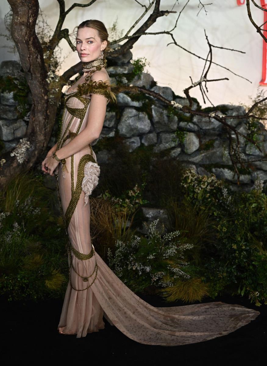 Margo Robi na londonskoj premijeri filma „Orkanski visovi“ u zelenoj korset haljini