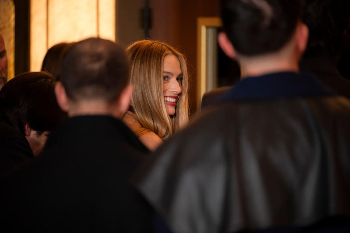 Margo Robi u specijalno dizajniranoj plišanoj haljini modne kuće Šanel, koju je potpisao Matje Blezi