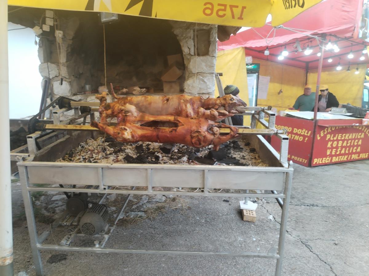 Pršutijada 2026 - crte se prasići i jagnjići na ražnju.jpg