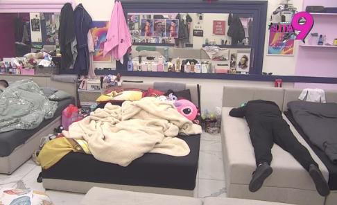 "POMERI SE, BOLESNIKU!" Asmin otišao korak dalje u PONIŽENJU zbog Maje Marinković, ušunjao se u krevet!