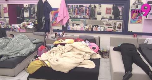 "POMERI SE, BOLESNIKU!" Asmin otišao korak dalje u PONIŽENJU zbog Maje Marinković, ušunjao se u krevet!