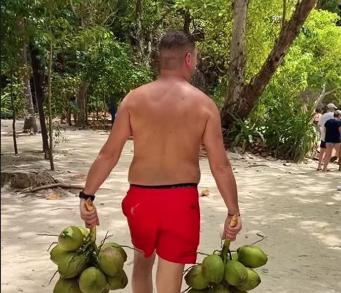 Pevač na ostrvu već mesec dana, svi misle da se preselio tamo