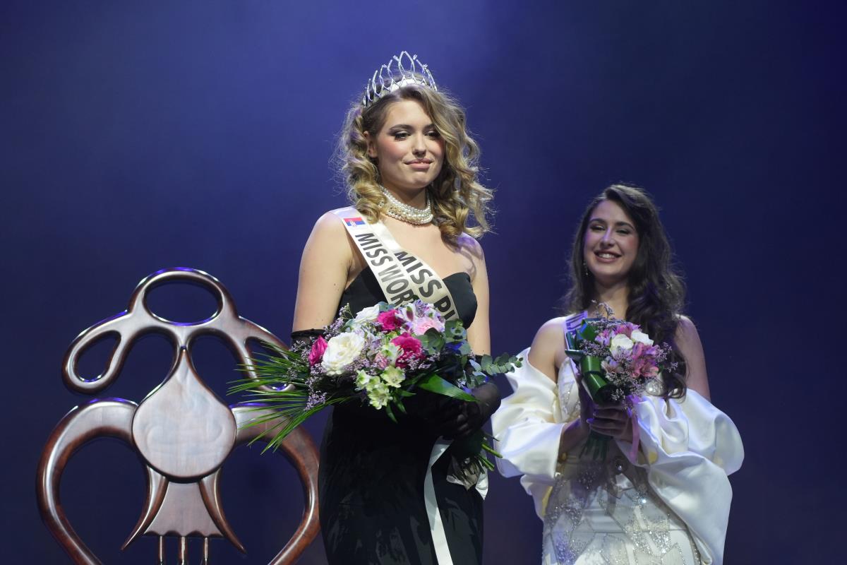 Simona Manojlović nova Mis Srbije 2026 u crnoj elegantnoj haljini na izboru lepote u MTS dvorani (3).JPG