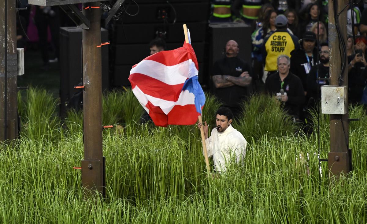 Bed Bani sa zastavom Portorika na Superboulu