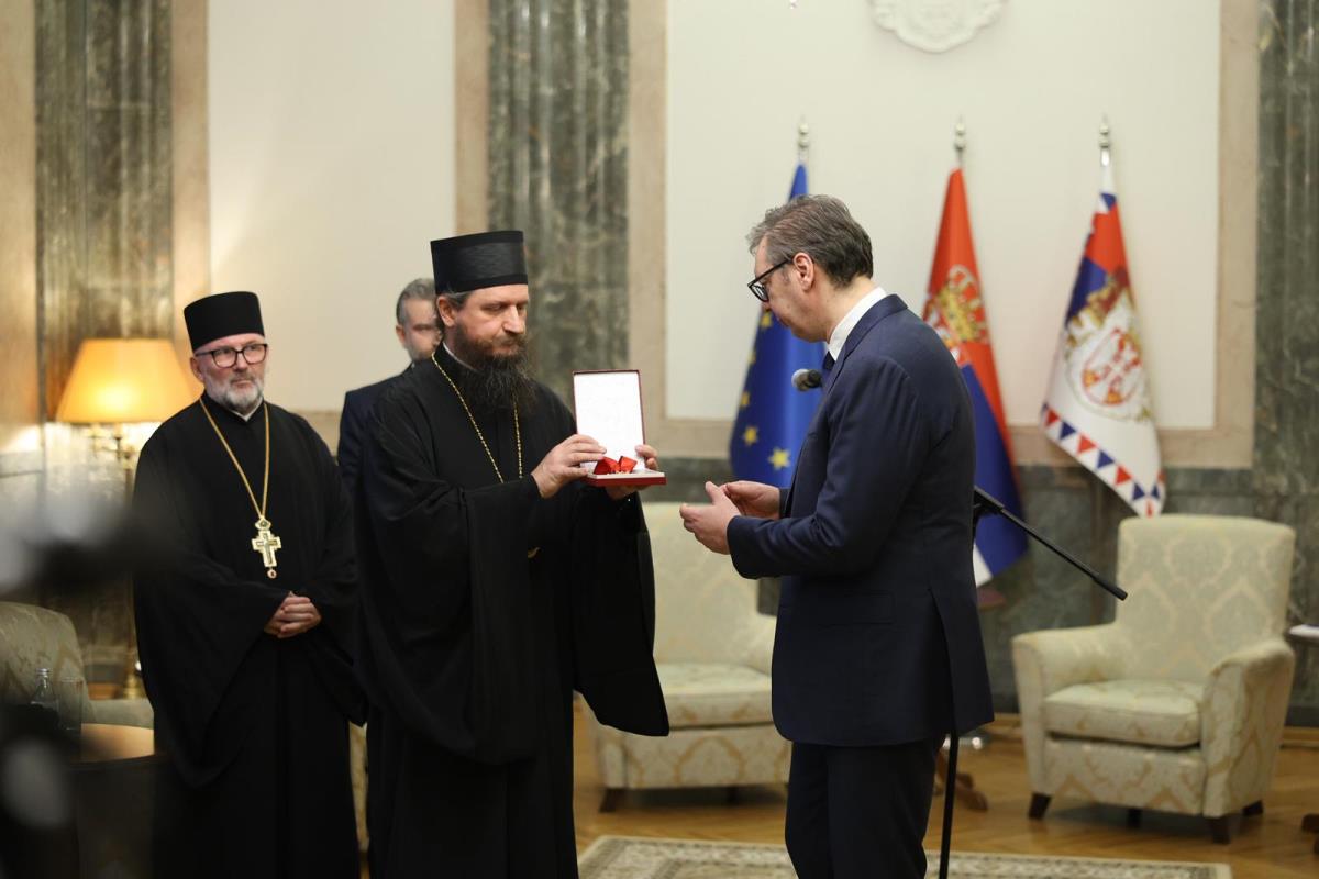 Aleksandar Vučić Episkop Sergije (3).jpeg