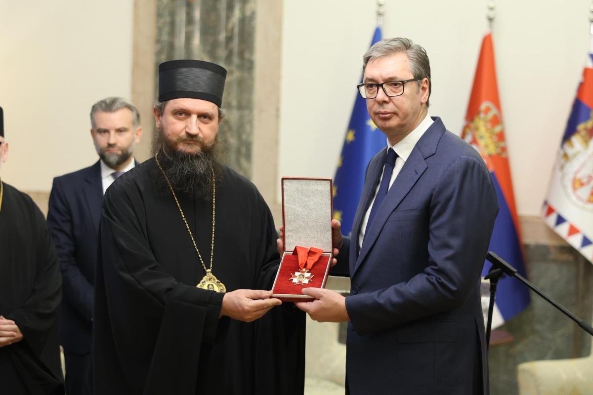 Aleksandar Vučić Episkop Sergije (2).jpeg