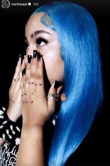 Nort Vest sa plavom kosom i brojnim pirsinzima na ruci (2).PNG