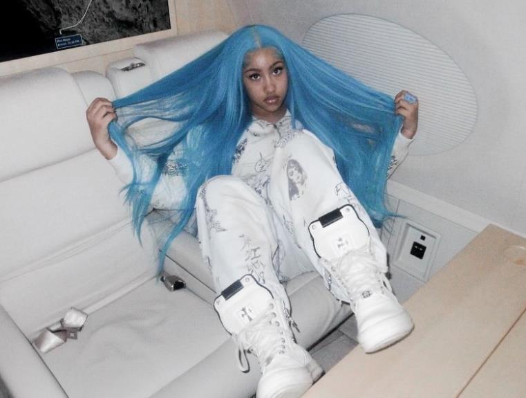 Nort Vest sa plavom kosom i brojnim pirsinzima na ruci (4).PNG