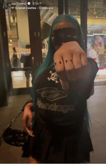 Nort Vest sa plavom kosom i brojnim pirsinzima na ruci (5).PNG