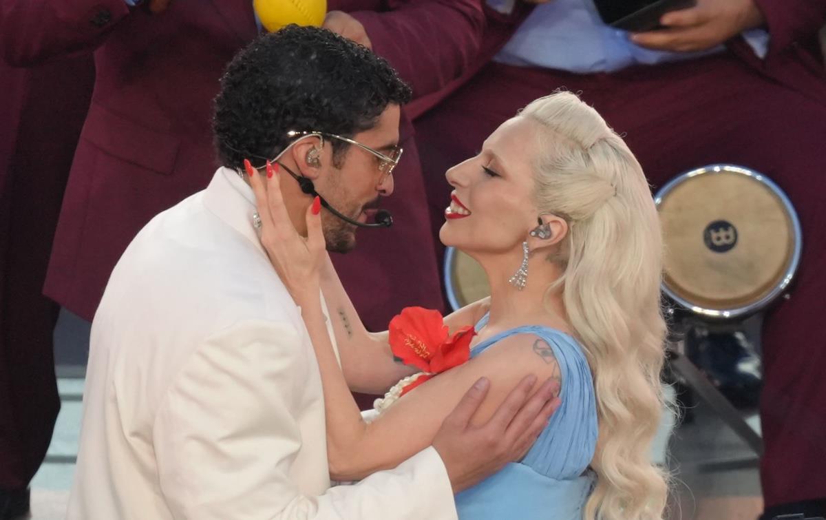 Lejdi Gaga je na Superboulu 2026. izvela salsom inspirisanu verziju pesme Die With a Smile