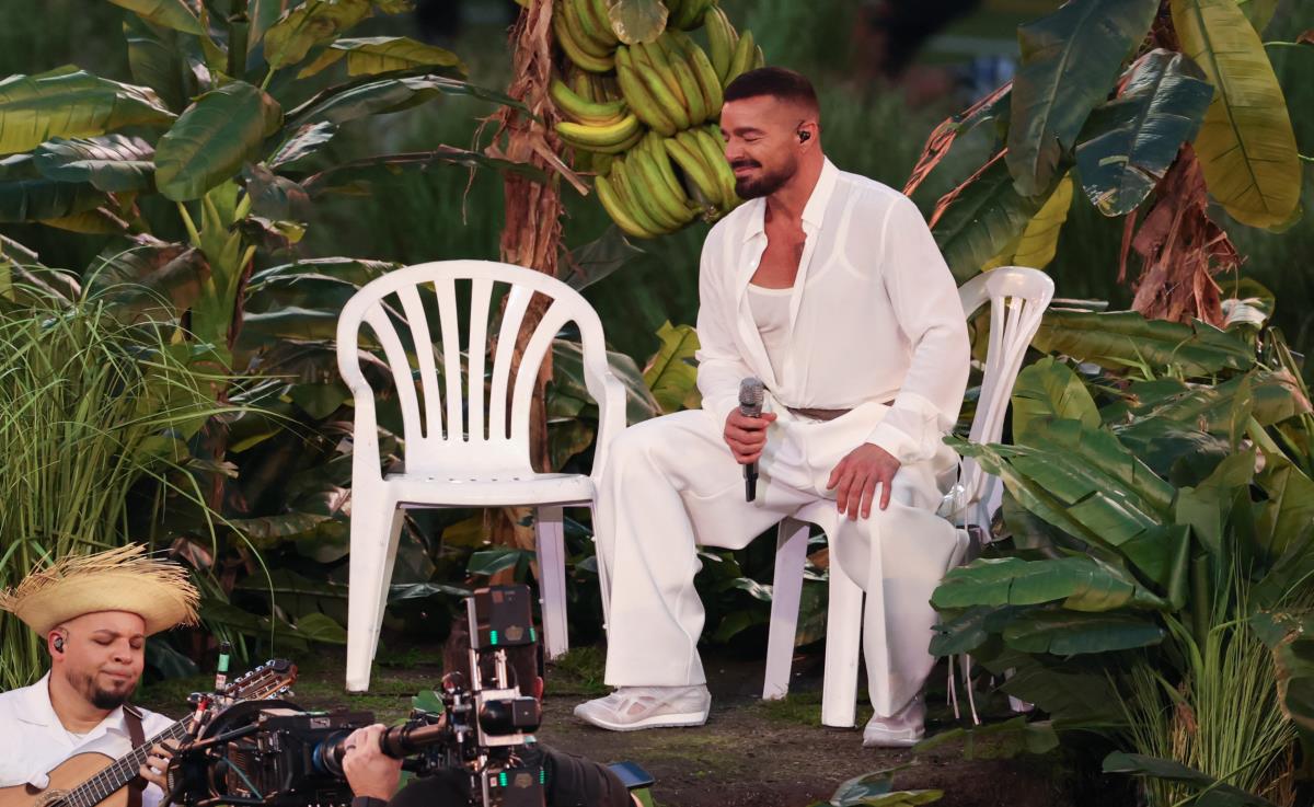 Riki Martin na Superboulu sedi na beloj stolici