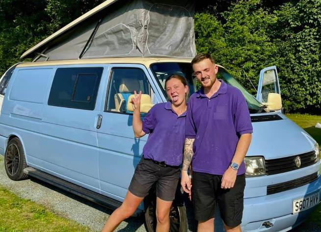 Šejn i Sara iz Velsa napustili su svoje standardne poslove i sada žive u kampu