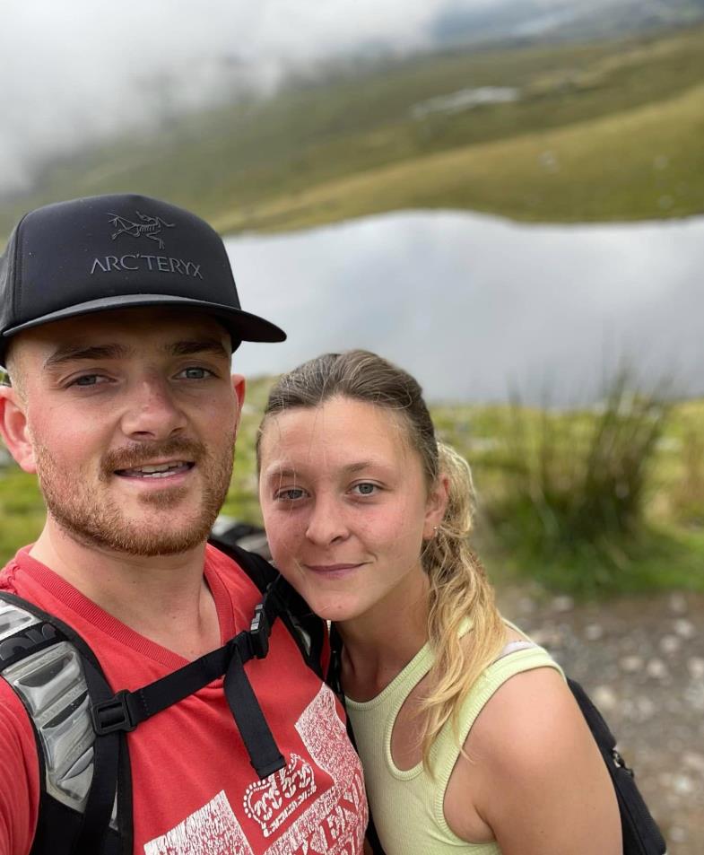 Šejn i Sara iz Velsa napustili su svoje standardne poslove i sada žive u kampu (4).png