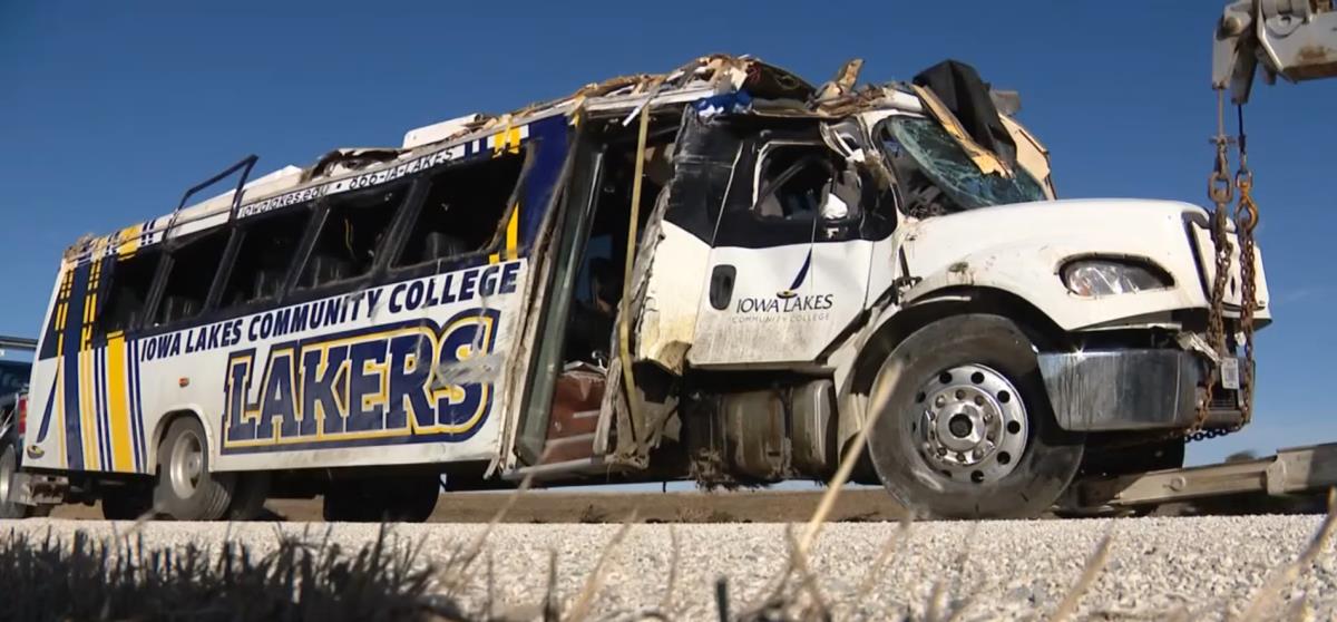 saobraćajna nesreća autobus SAD Ajova bejzbol (2).png