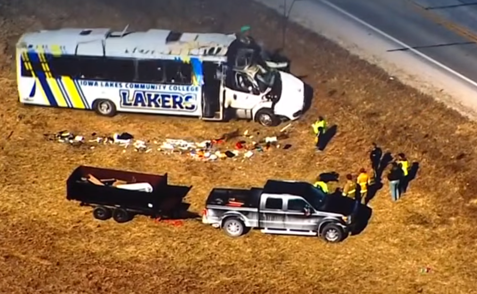 saobraćajna nesreća autobus SAD Ajova bejzbol (5).png