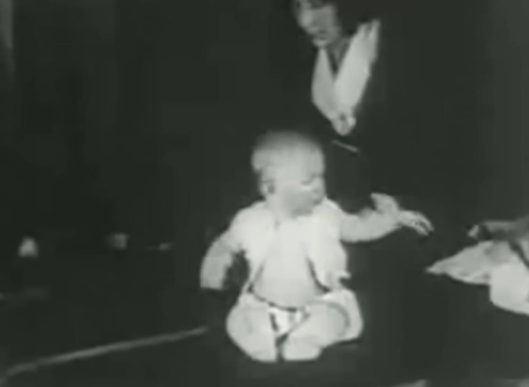 Snimak psihološkog eksperimenta „Mali Albert“ iz 1920. godine u kojem je beba uslovljavana da se plaši belog pacova (1).jpg