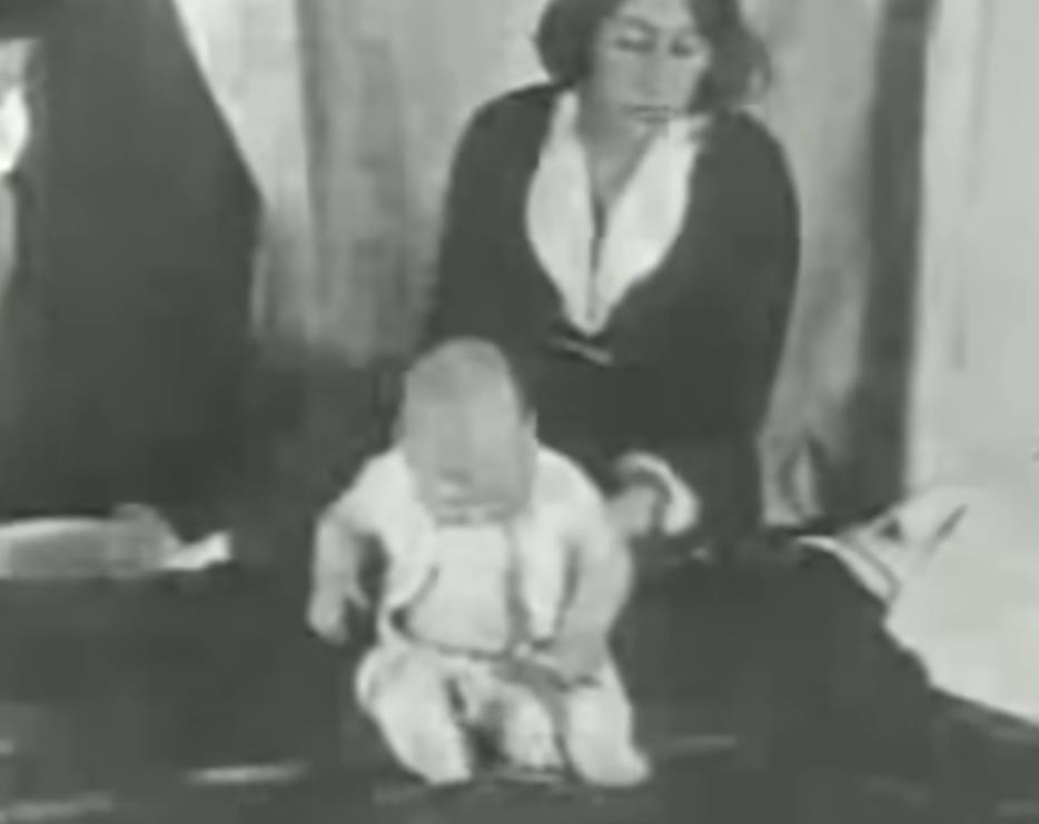 Snimak psihološkog eksperimenta „Mali Albert“ iz 1920. godine u kojem je beba uslovljavana da se plaši belog pacova (2).png