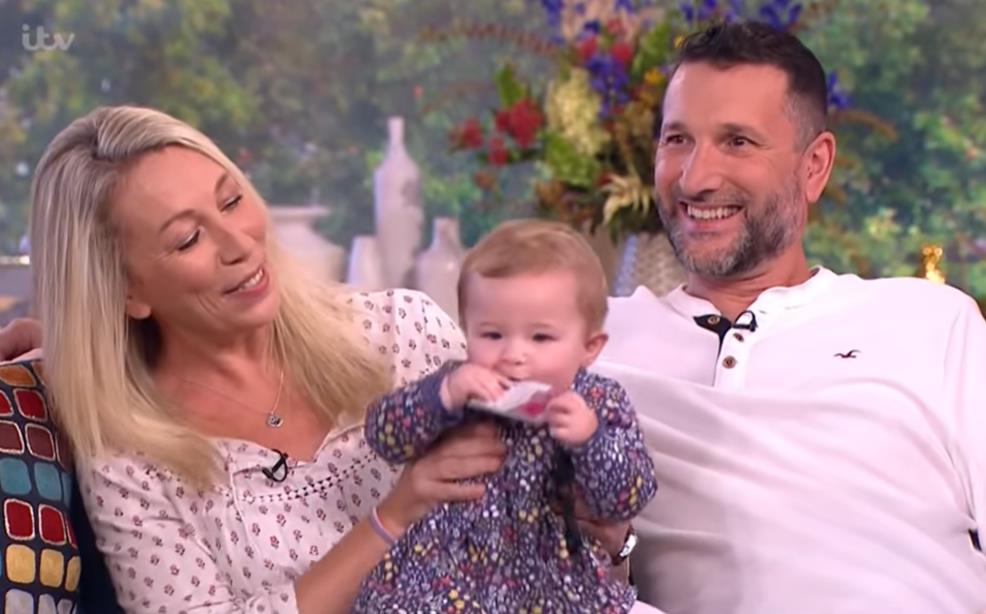 Tes Morten sa suprugom i bebom