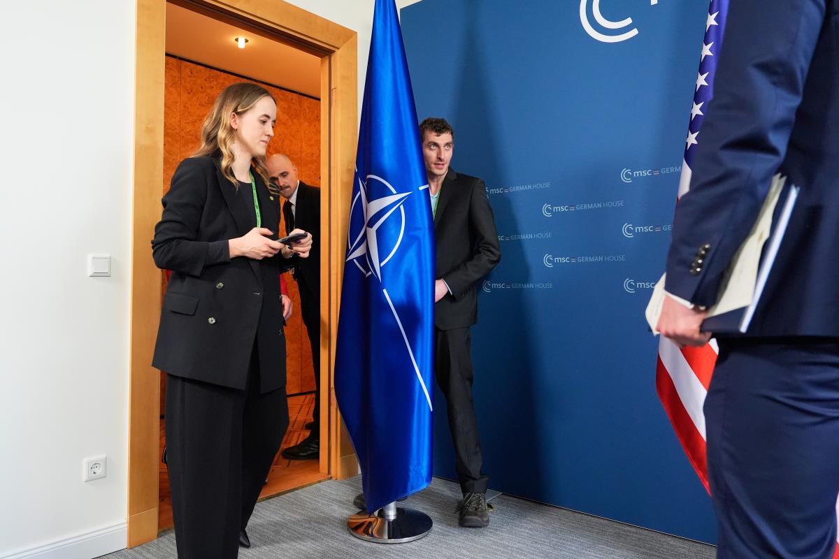 xxx04 AP Alex Brandon.jpg