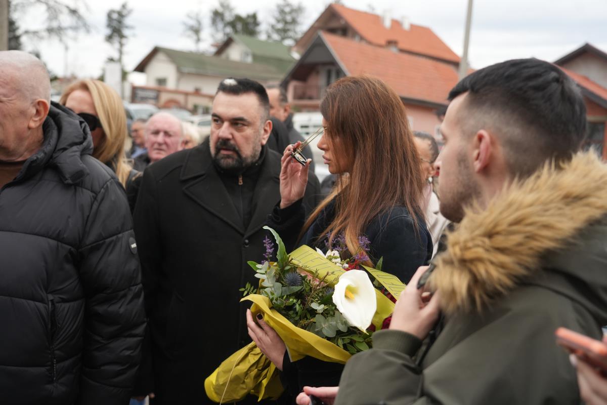 Ceca Šarić na sahrani majke Goge Sekulić