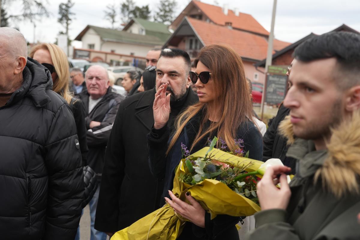 Ceca Šarić na sahrani majke Goge Sekulić