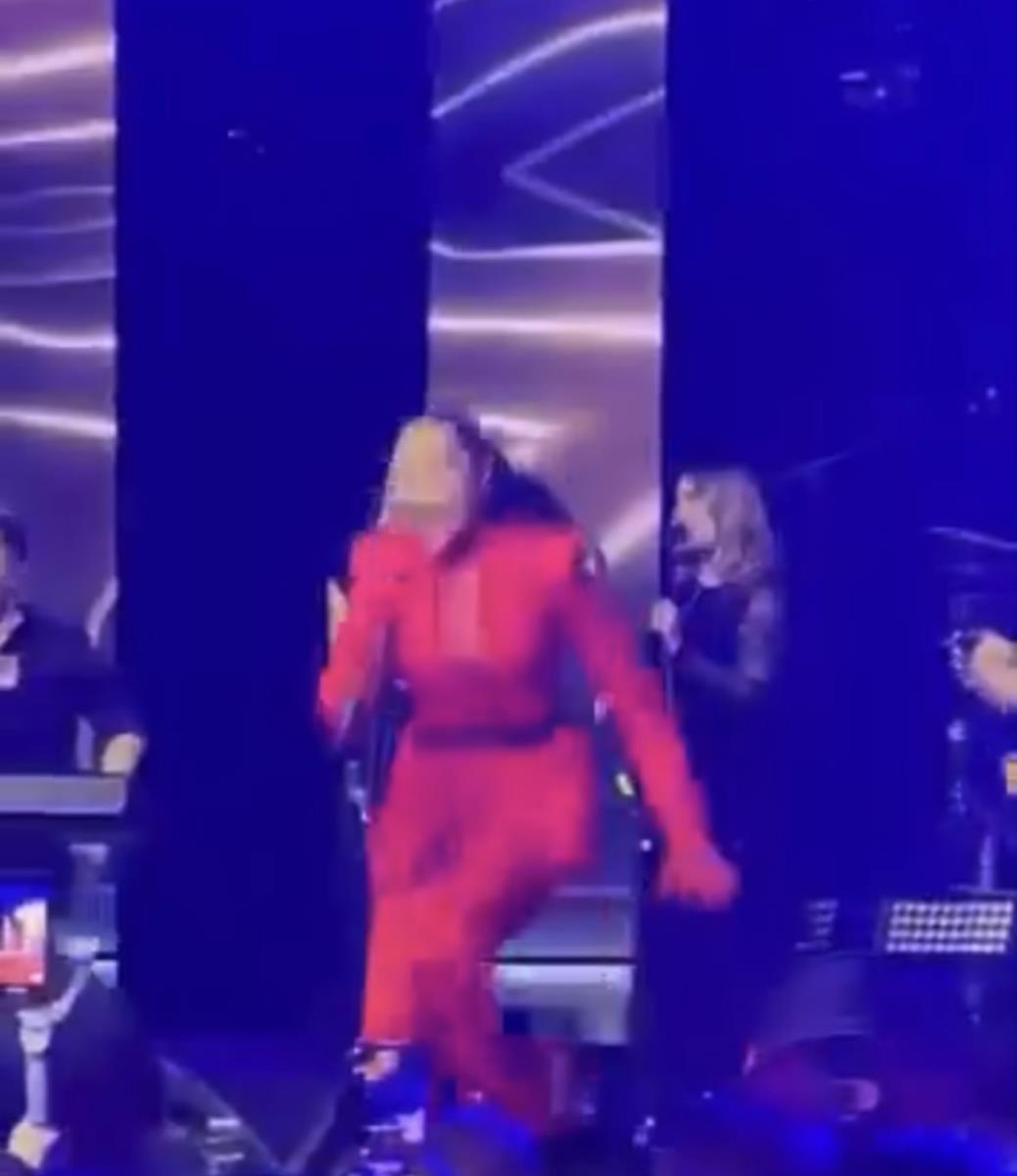 Aleksandra Prijović pala na bini