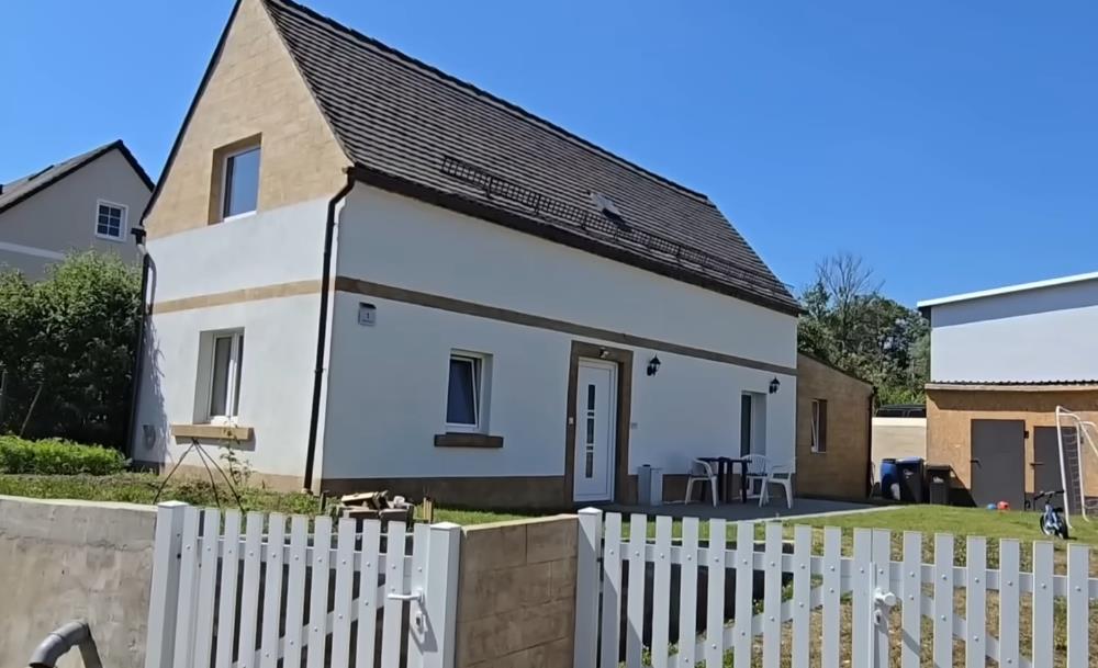 Dženan Ćišić ispred kuće koju je kupio na aukciji u Nemačkoj (1).PNG