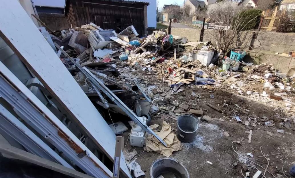 Dženan Ćišić ispred kuće koju je kupio na aukciji u Nemačkoj (2).PNG