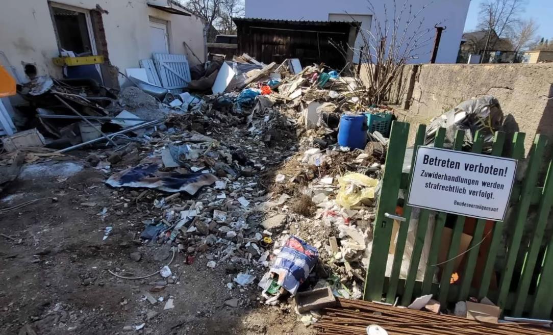 Dženan Ćišić ispred kuće koju je kupio na aukciji u Nemačkoj (3).PNG