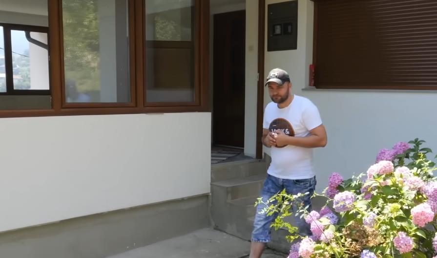 Dženan Ćišić ispred kuće koju je kupio na aukciji u Nemačkoj (4).PNG