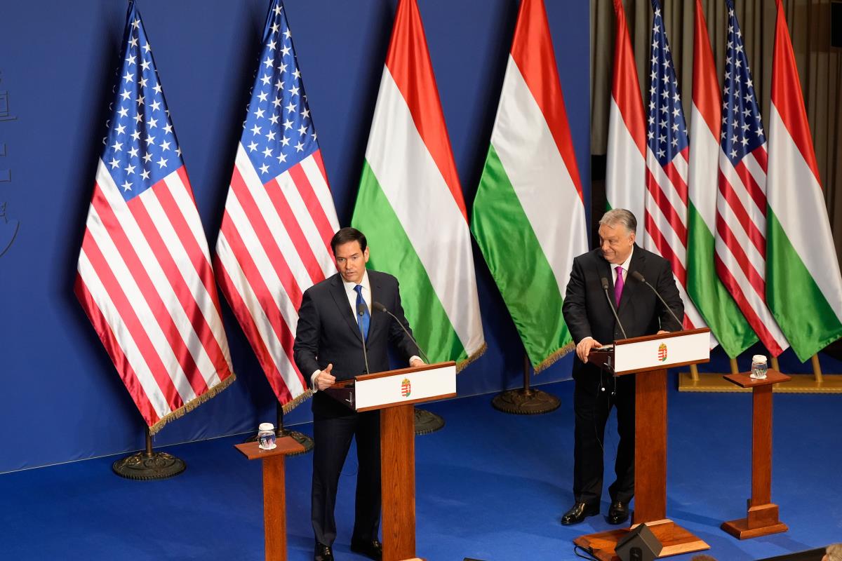 x04 AP Alex Brandon.jpg