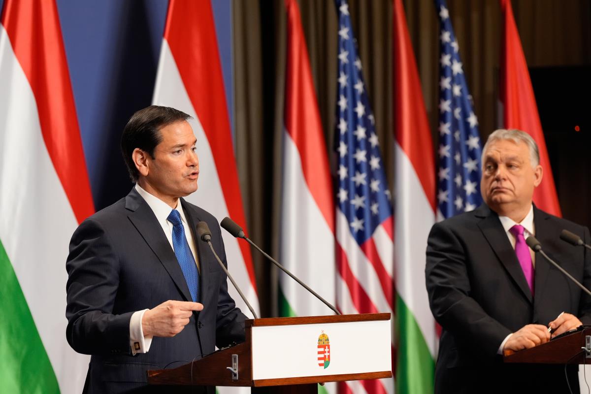 x03 AP Alex Brandon.jpg