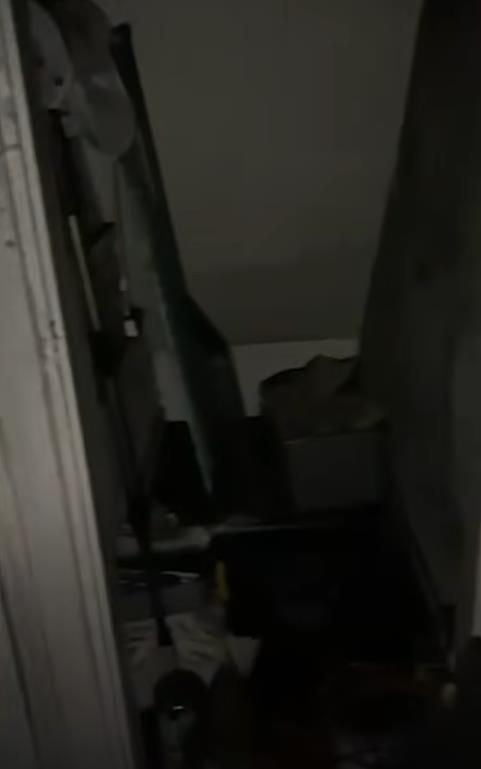 Požar u dnevnoj sobi izazvan električnim ćebetom ostavio kuću u haosu (3).png