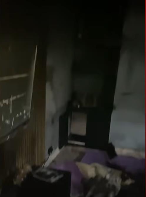 Požar u dnevnoj sobi izazvan električnim ćebetom ostavio kuću u haosu (5).png