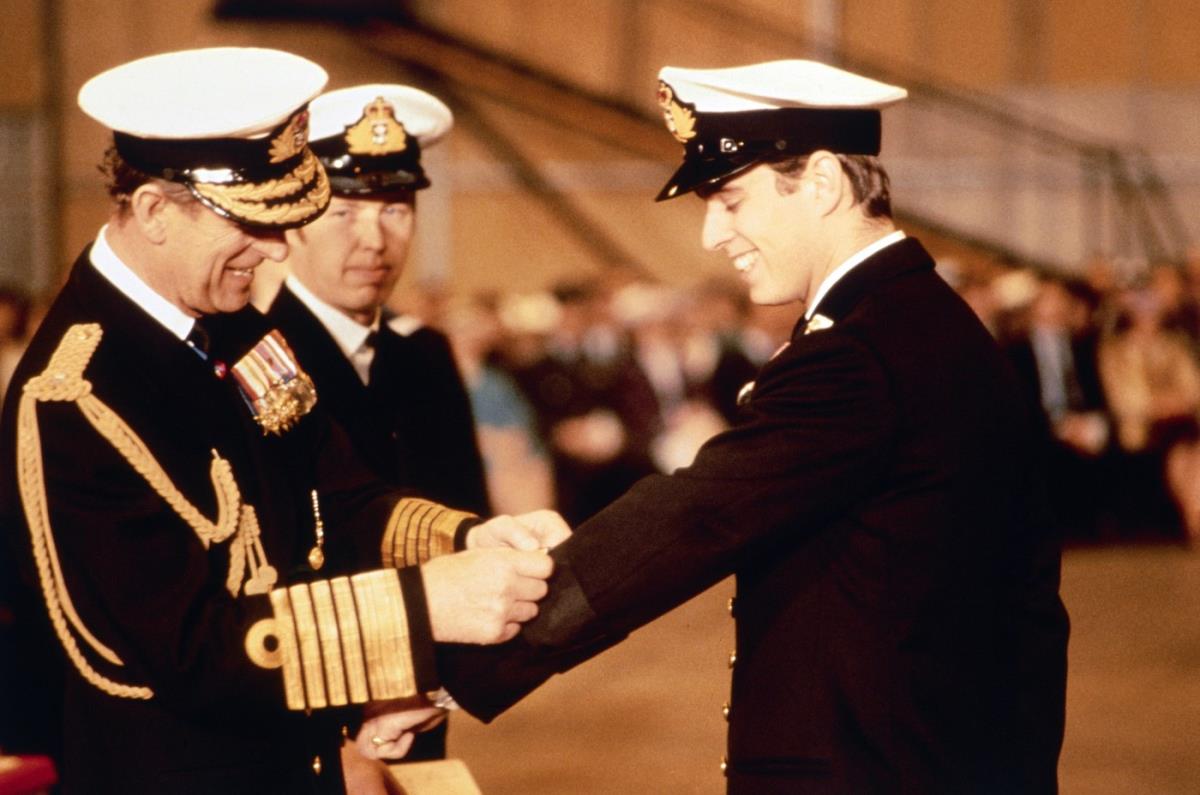 Princ Endrju je tokom Foklandskog rata služio kao pilot helikoptera Kraljevske mornarice na brodu HMS Invinsibl
