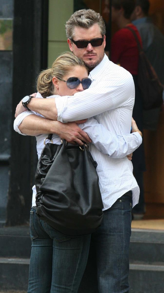 Erik Dejn i Rebeka Gejhart se grle na ulici