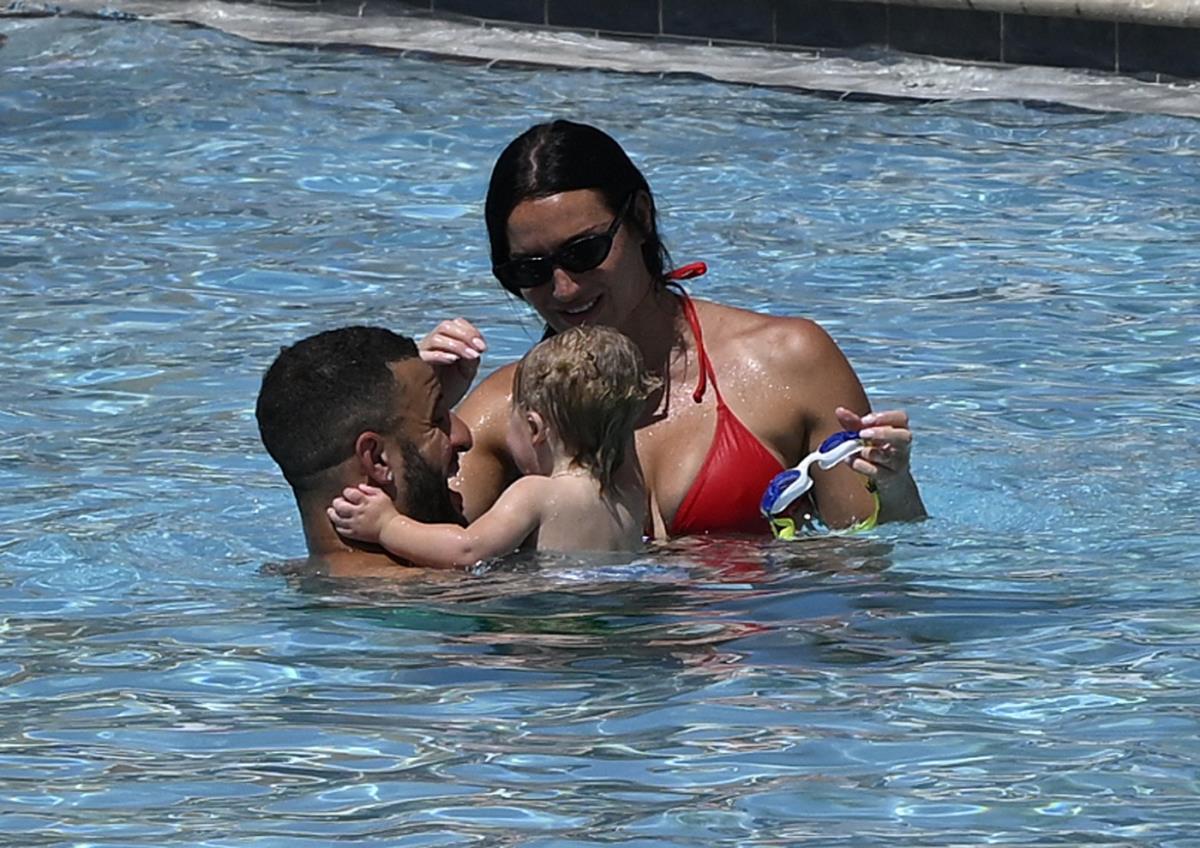 Eni Kilner, Kajl Voker se igraju sa decom u bazenu