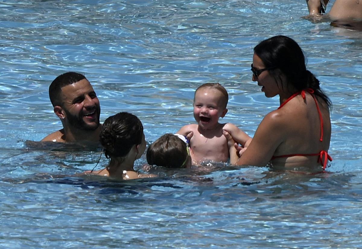 Eni Kilner i Kajl Voker se igraju sa decom u bazenu