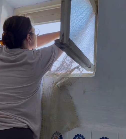 Ruskinja Anja renovira kupatilo u kući kod Sombora.