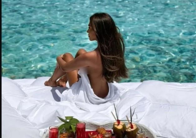 (FOTO) SUPRUGA NAŠEG PEVAČA NOĆ U HOTELU PLAĆA 5.700 EVRA: Donose joj doručak na terasu sa koje pogled puca, kada na sred sobe: Luksuz kakav niste videli