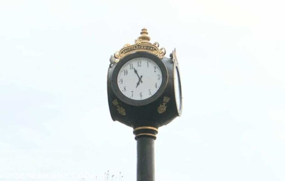 Sat na Trgu republike 3.jpg