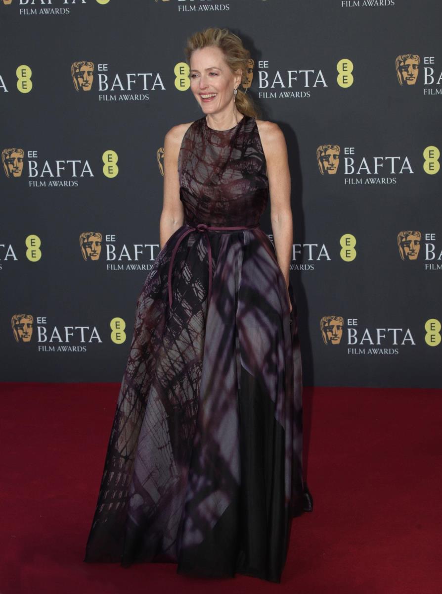 Džilijen Anderson u haljini Roksande Ilinčić na BAFTA nagradama