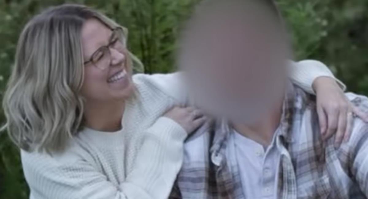 Ališa Hjuz sa porodicom (3).png