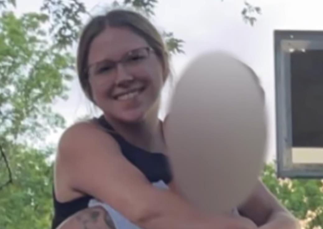 Ališa Hjuz sa porodicom (5).png