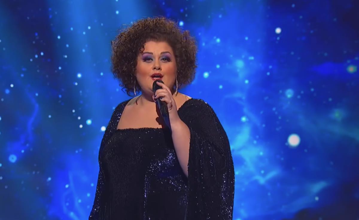 Bojana Stamenov na sceni RTS tokom prvog polufinala PZE 2026 u šljokičastoj haljini (1).jpg