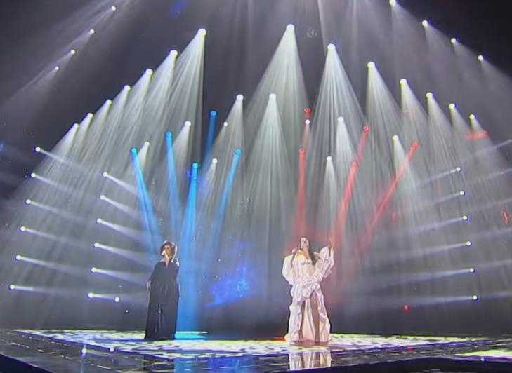 Bojana Stamenov na sceni RTS tokom prvog polufinala PZE 2026 u šljokičastoj haljini (3).png