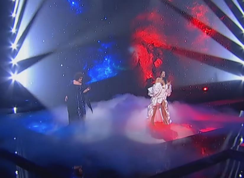 Bojana Stamenov na sceni RTS tokom prvog polufinala PZE 2026 u šljokičastoj haljini (4).png