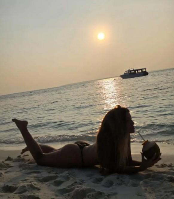 Sloba i Jeja se opustili ona u toplesu