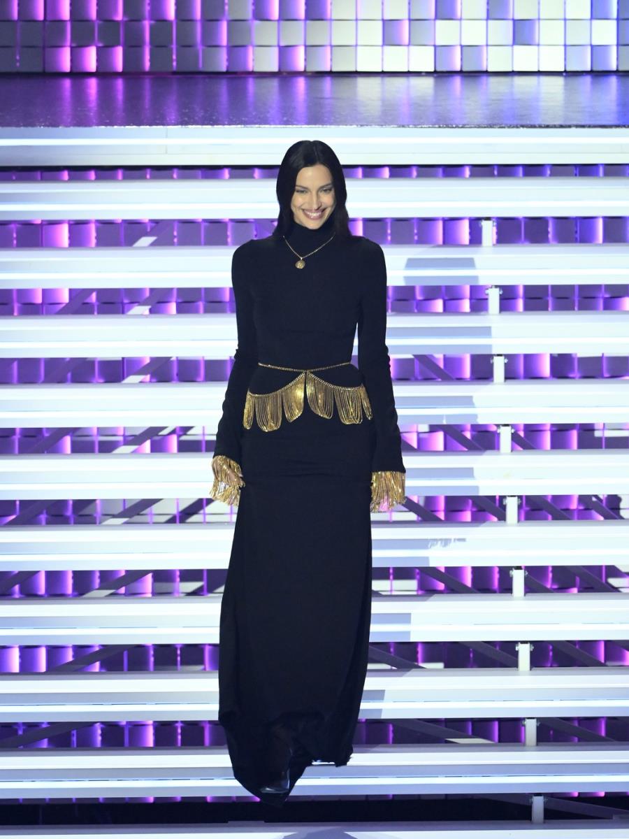 Irina Šajk nosi crnu haljinu sa visokom kragnom i potpuno otvorenim leđima