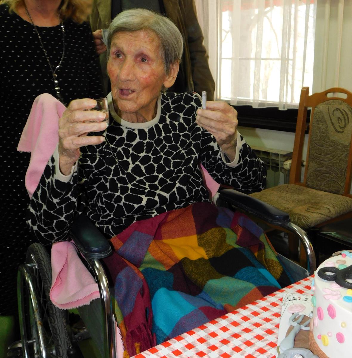 MALI ZVORNIK - Vukosava i danas puši.JPG